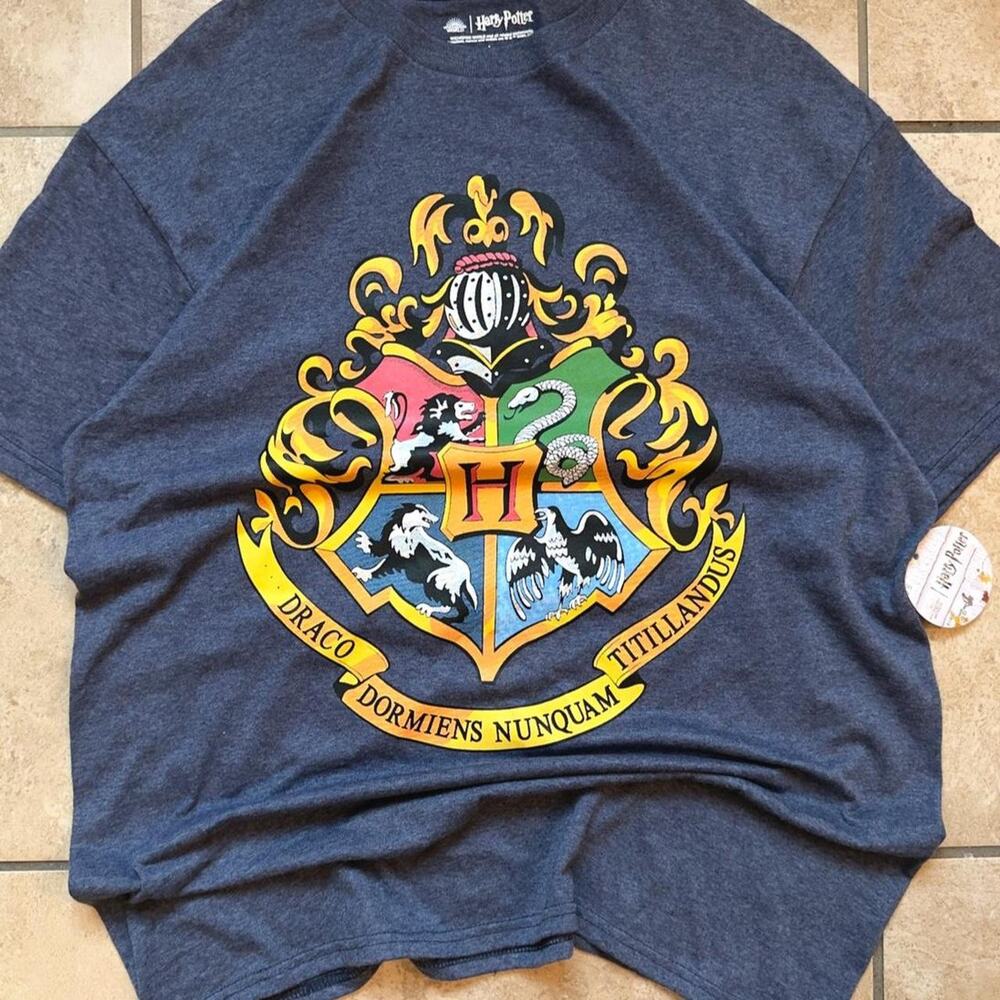 Universal Studios Wizarding World of Harry Potter Hogwarts Graphic Shirt Size L